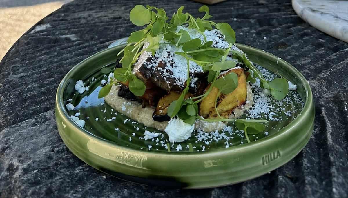 Grillad pluma med glödbakade betor, grillade persikor och auberginekräm